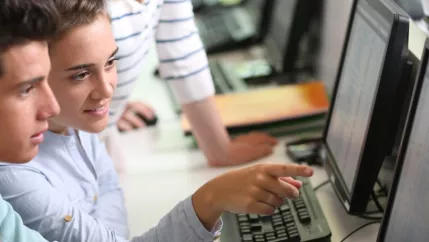 studieninteressierte_computer_pool_2021_colourbox_12510919_teasercut_1250_x_500.jpg (DE)