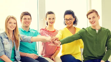 studierende-halten-zusammen-colourbox11835767.jpg (DE)