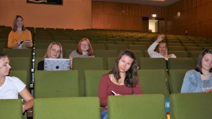 studierende_im_stadttheater_rhb_20210915_foto_eva_tritschler_7316_teaser.jpg (DE)