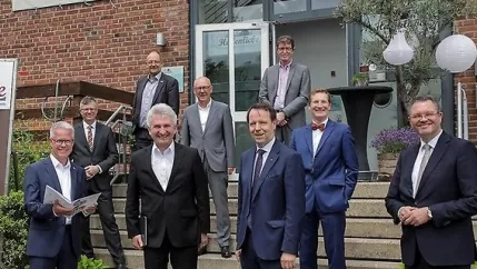 tarr-koopvertrag_an_minister_pinkwart_cut_2021-07-09_foto_ihk_mittlerer_niederrhein.jpg (DE)