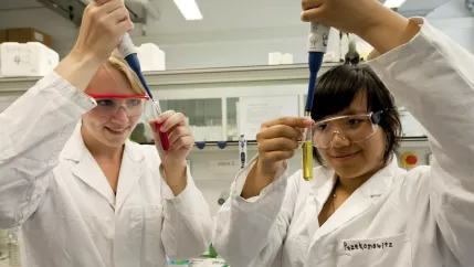 Studentinnen Chemie Reagenzglas labor rhb 20130710 Bild 62 lichtenscheidt.jpg (DE)