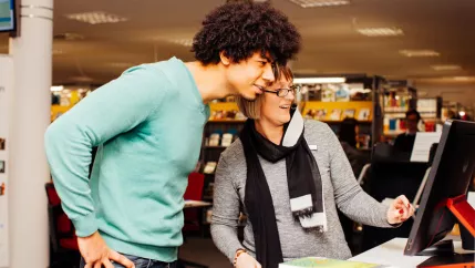 Lizenz fehlt- Bibliothek_Infoplatz_img_5546_Patt-Bohlscheid_Student (DE)