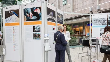 ausstellung_deutscher_bundestag_2015_copyright_joerg_f._mueller_deutscher_bundestag_teasercut.jpg (DE)