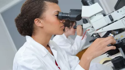 Studentin am Mikroskop colourbox 26231779.jpg (DE)