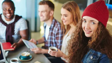 colourbox_17900323_gruppe_studierende_kaffee_teasercut.jpg (DE)