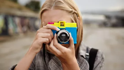 frau_mit_kamera_colourbox2337355.jpg (DE)