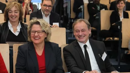 globalepartnerschaft_izne_eroeffng_min_svenja_schulze_2015-12-09_foto_eva_tritschler_9114_teasercut.jpg (DE)