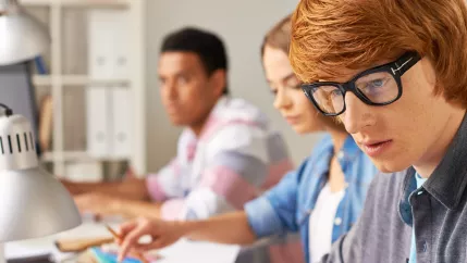 junge_studierende_bei_hausarbeit_colourbox.de_11039951_teasercut.jpg (DE)