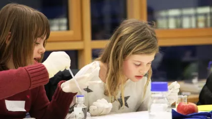 kinderuni_05-02-2015_spurensuche_foto_m._flacke_img_5770_teasercut.jpg(DE)