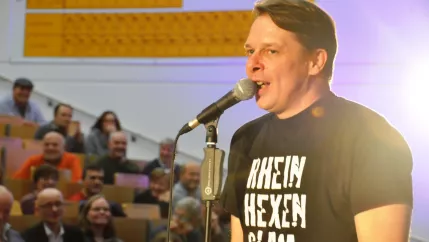 lasse_samstrom_moderiert_den_16._rheinhexenslam_im_horsaal.1.jpg (DE)