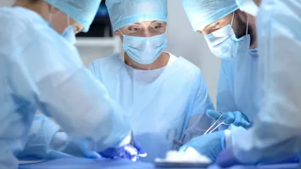 Ärztinnen und Ärzte bei einer Operation colourbox 42952769