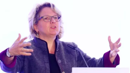 ministerin_schulze_forschungsdialog_rheinland_2015_foto_ihk_mittlerer niederrhein teasercut.jpg (DE)