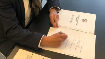 praesident_ihne_unterzeichnet_hochschulvereinbarung_2022_2026_teasercut_neu.jpg (DE)