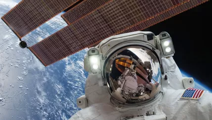 satellit_astronaut_weltraum_colourbox_31055448_teasercut.jpg (DE)