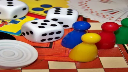 spielesammlung_karten_wuerfel_steine_kegel_spieleabend_colourbox28018417_teasercut.jpg (DE)