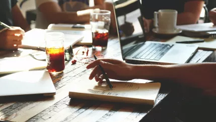 startup_kreative_arbeit_haende_laptop_tisch_public_domain_teasercut.jpg (DE)