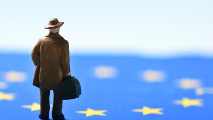 symbolbild_arbeitsmigration_europa_mann_tasche_colourbox.jpg (DE)