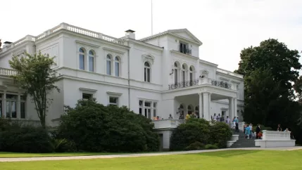 villa_hammerschmidt_bonn_rheinseite_20080831_cc_by-sa_3.0_sir_james_teasercut.jpg (DE)