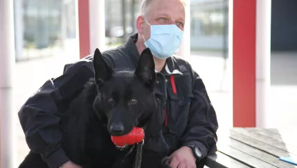 trackdog_suchhund_drago_hundefuehrer_daniel_jannett_2021-02-23_foto_eva_tritschler_0405.jpg (DE)