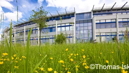 Wiese mit Gebäude Sankt Augustin Thomas Iskra click-it Teasercut (DE)