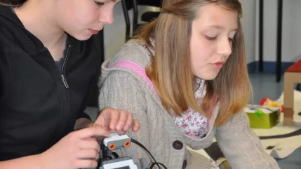 zdi_schuelerlabor_schuelerinnen_mit_lego_roboter_2.jpg (DE)