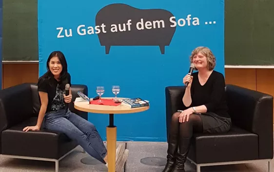 Zu Gast auf dem Sofa: Mai Thi Ngyen-Kim mit Susanne Kundmüller-Bianchini