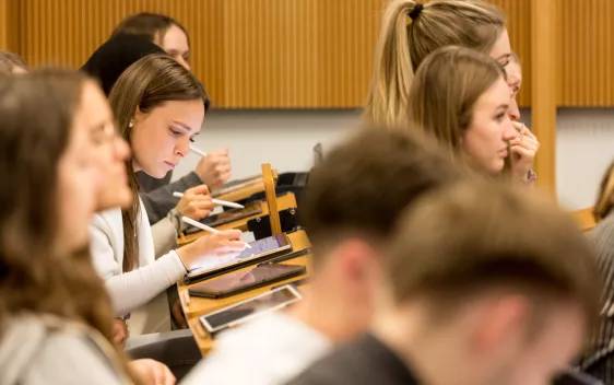 wiwi hoersaal lehre vorlesung 20220506 foto eric lichtenscheidt 25 fs22.jpg