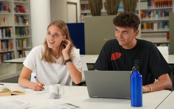 Gruppenarbeit in der Bibliothek