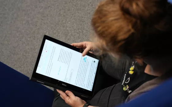 Studentin liest am Tablet