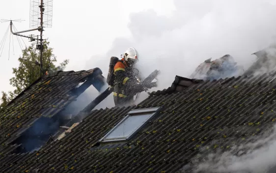 Symbolbild Feuerwehrmann in brennendem Haus