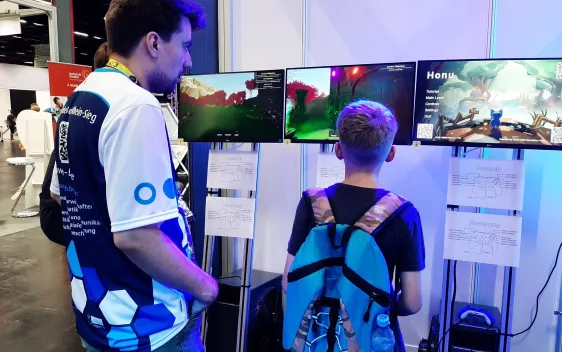 Gamescom 2024 Student vor Bildschirmen