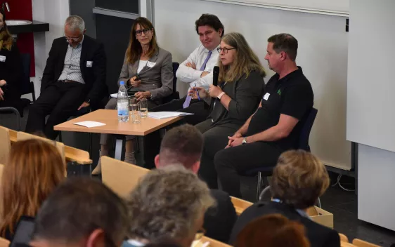 Themenbild Podiumsdiskussion EU Farm Book