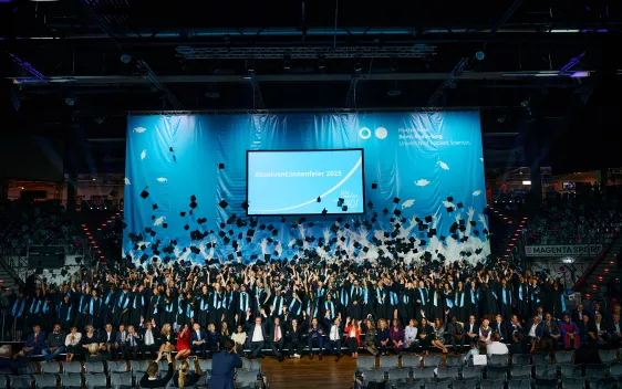 Absolventenfeier Hüte 2025