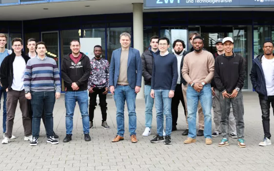 14.11.2025 Studierende FB Informatik Prof. Raoul Könsgen mit Sai Yang von Databrickss