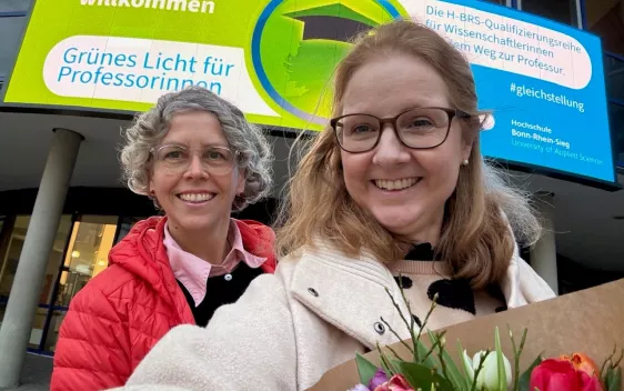 Christine Buchholz Barbara Hillen-Haas vor LED-Wand Grünes Licht für Professorinnen