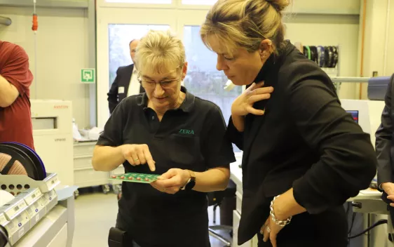 Unternehmensbesuch ZERA mit Mona Neubaur 2026-03-13_Foto H-BRS (8)