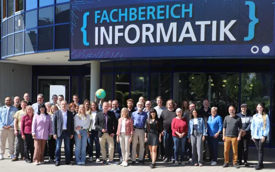 Gruppe Fachbereich Informatik draussen StA 20260423 Foto Martin Schulz 09