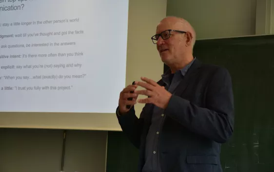 Ian McMaster beim Vortrag, Foto: Jonathan Schmitt