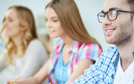 colourbox_11040567_studierende_im_workshop_teasercut.jpg (DE)