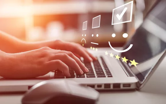 Hände tippen auf Tastatur, h-brs_ctw_billionphotos.com_adobestock_317613393_web.jpeg (DE)