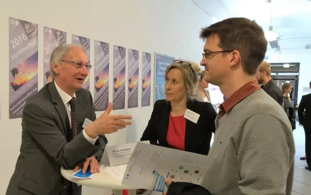 11_alumni-tag-2016_yw_csr-dialogcafe.jpg (DE)