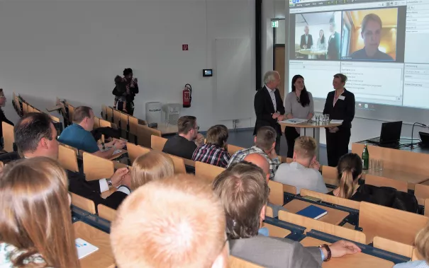13_alumni-tag-2016_yw_internat.karriere.jpg (DE)