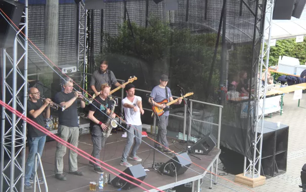 20160621_fbinf_sommerfest_hochschule_kw_bild_005.jpg (DE)