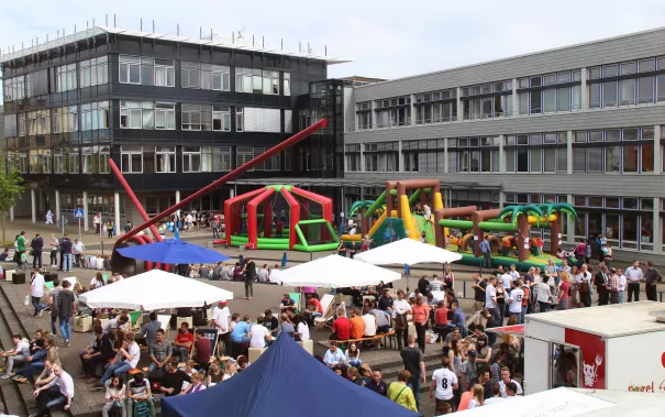 20160621_fbinf_sommerfest_hochschule_kw_bild_007.jpg (DE)