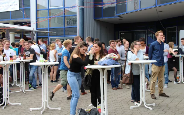 20160621_fbinf_sommerfest_hochschule_kw_bild_015.jpg (DE)
