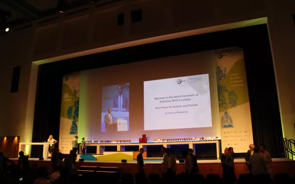 20160629_fbinf_ceremony_robocup2016leipzig_b-it-bots-team_bild100.jpeg (DE)