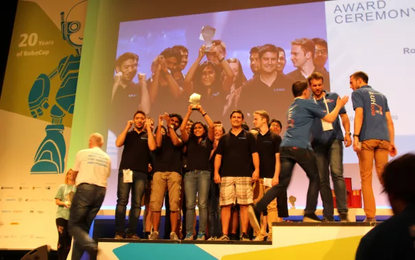 20160629_fbinf_ceremony_robocup2016leipzig_b-it-bots-team_bild104.jpeg (DE)