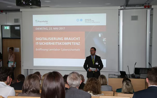20170523_fbinf_eroeffnung_lernlabor_cybersicherheit_kw_020.png (DE)