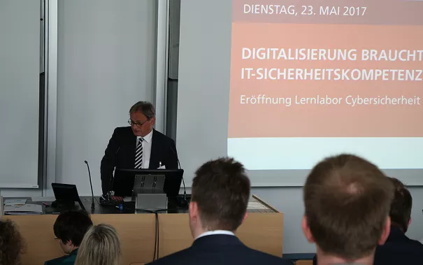 20170523_fbinf_eroeffnung_lernlabor_cybersicherheit_kw_028.png (DE)