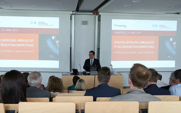 20170523_fbinf_eroeffnung_lernlabor_cybersicherheit_kw_059.png (DE)